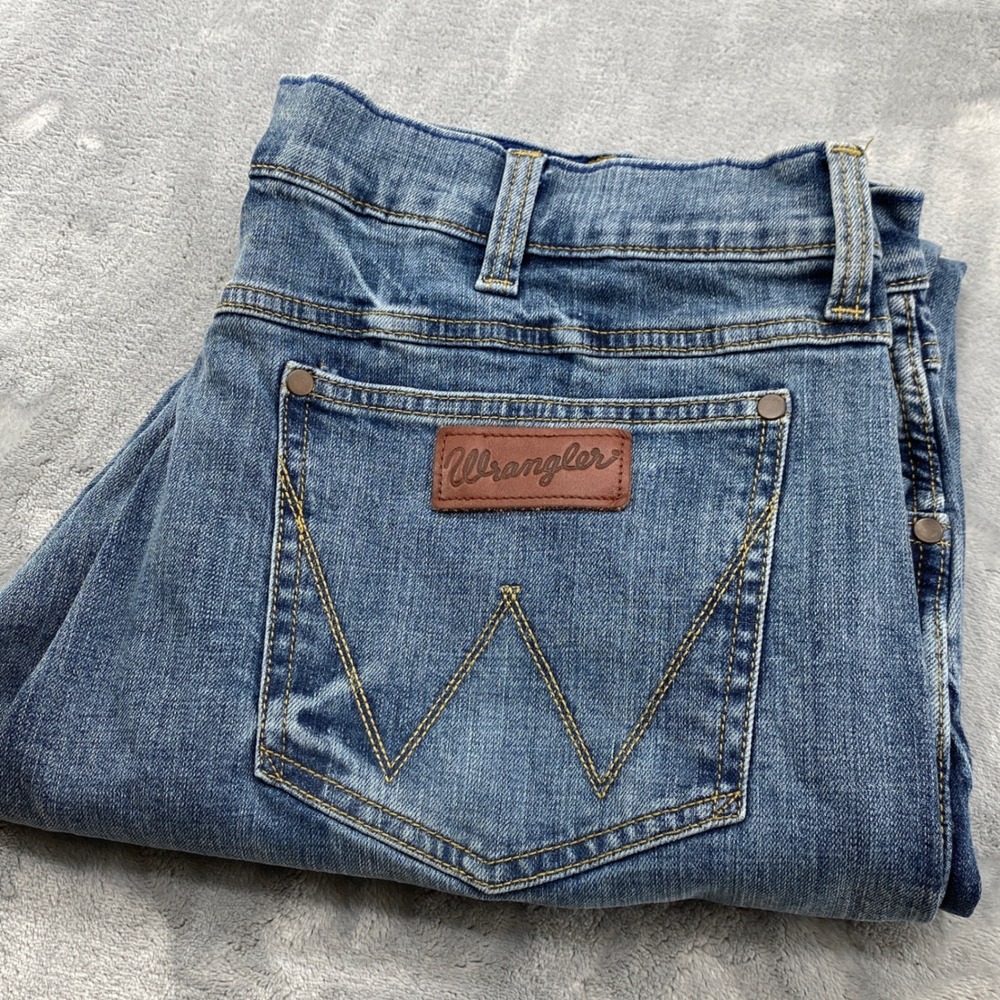 Wrangler Retro Slim Boot Jeans Mens 38x32 Medium Wash Blue Denim 1077MWZGL